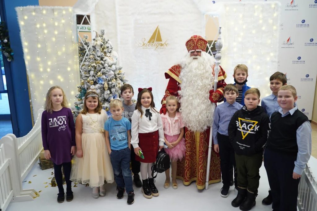 Устюгский Дед Мороз зажёг огни на главных ёлках Тверской области Устюгский Дед Мороз зажёг огни на главных ёлках Тверской области