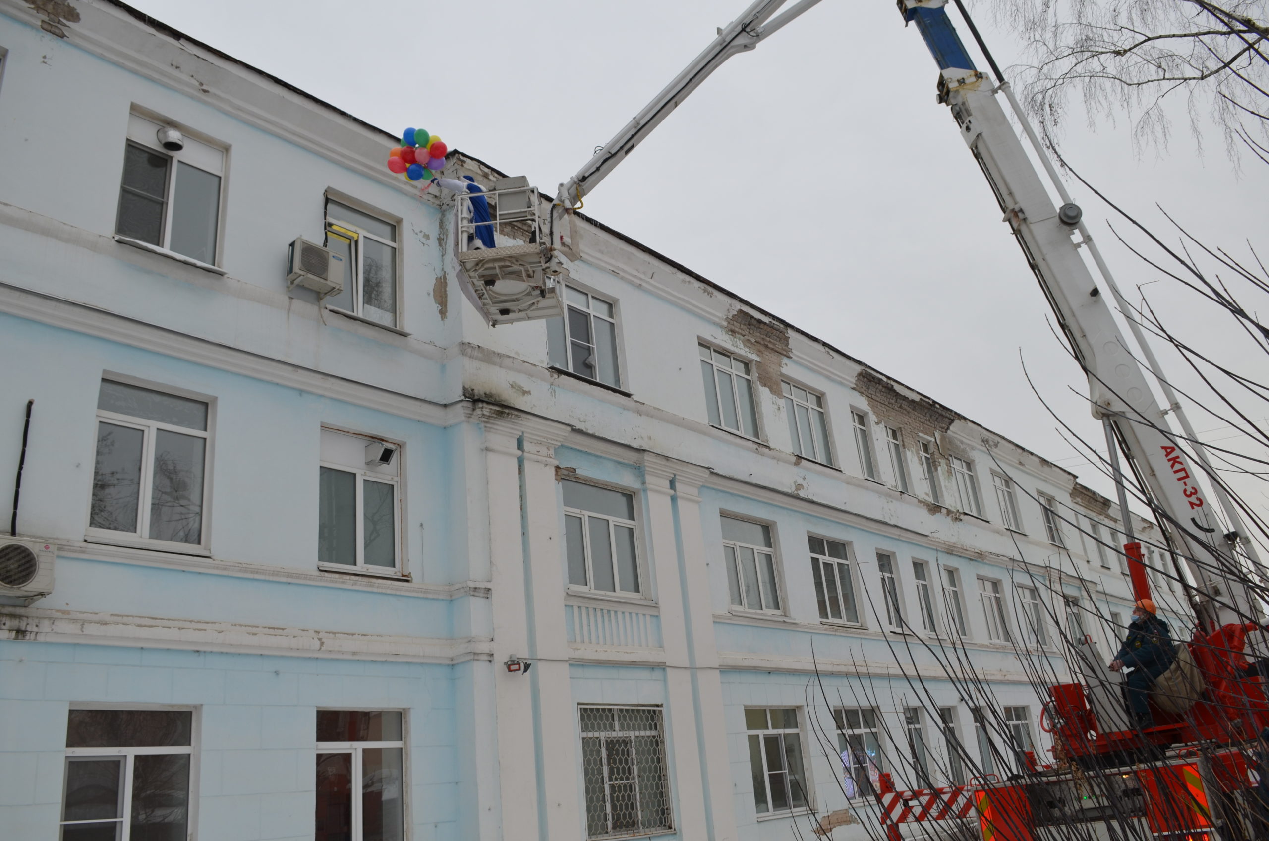 Пациентов тверских больниц порадовал новогодними подарками Дедушка Мороз