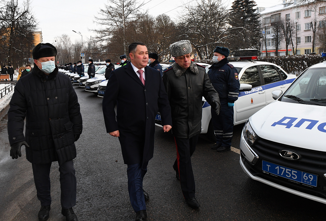 В Тверской области губернатор передал полицейским 85 новых служебных автомобилей В Тверской области губернатор передал полицейским 85 новых служебных автомобилей