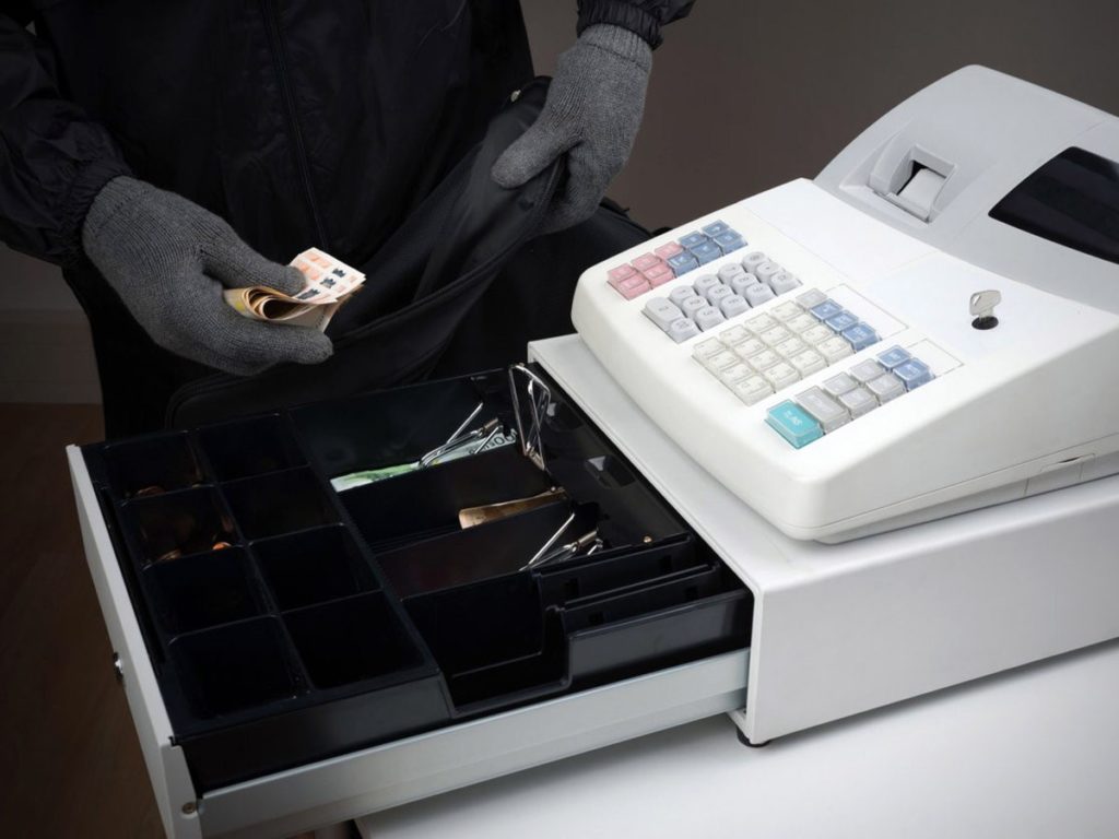 В Твери неизвестные украли 38 тысяч рублей из магазина автозапчастей