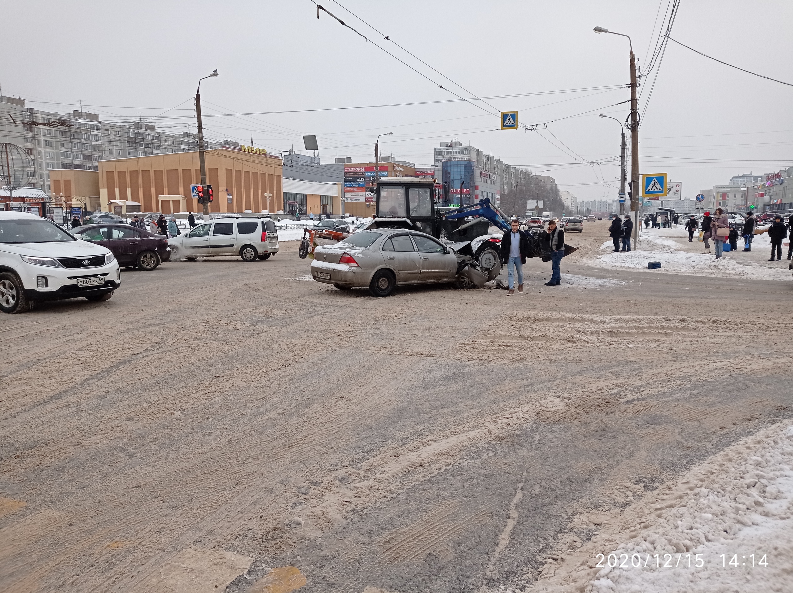 В Твери легковушка столкнулась с трактором В Твери легковушка столкнулась с трактором