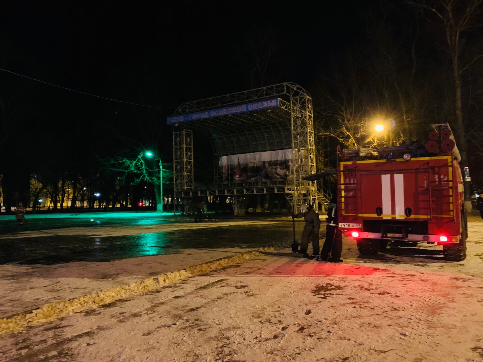 В Ржеве заливают каток и готовят ледяную горку В Ржеве заливают каток и готовят ледяную горку