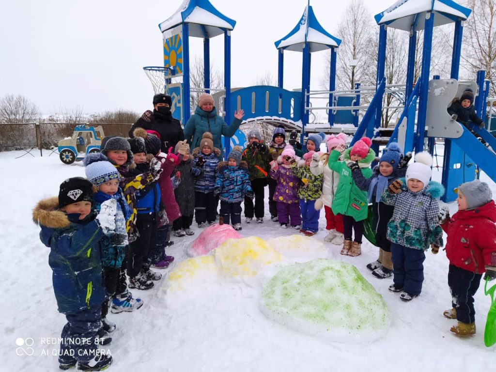 В Ржевском районе дети встретились со Снеговиком Светофорычем