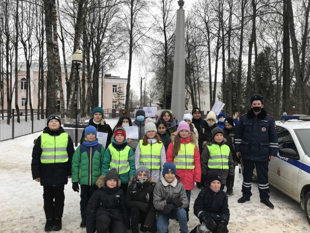На улицах Лихославля юные инспекторы провели профилактические акции