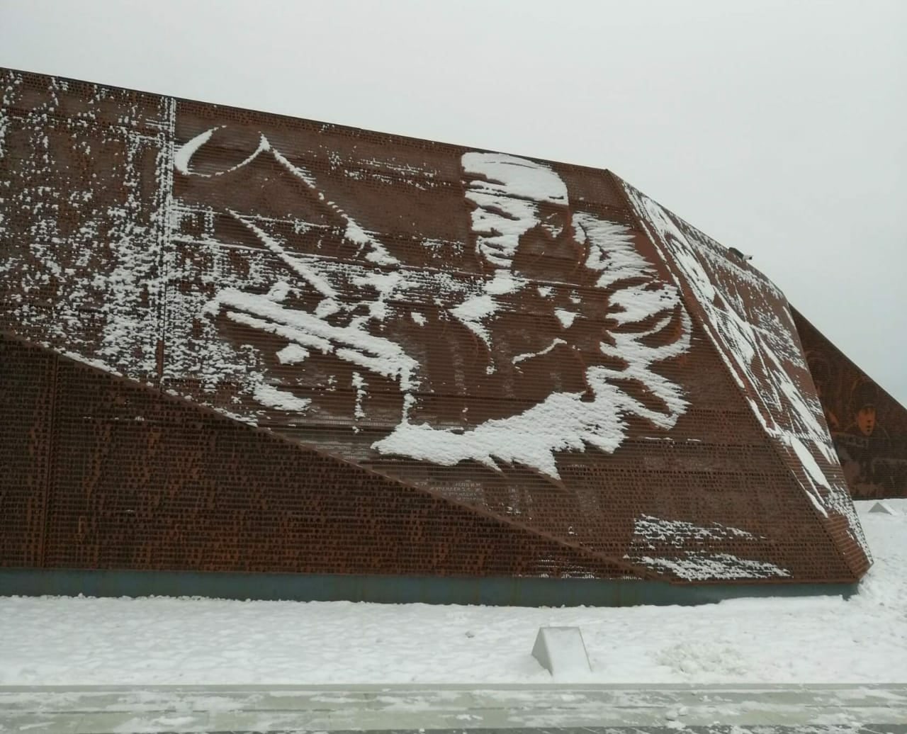 Первый снег «оживил» лица героев на Ржевском мемориале