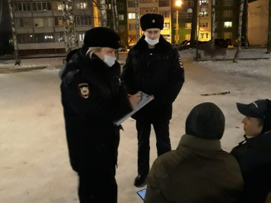 В Твери полицейские в целях профилактики побеседовали с подростками и их родителями В Твери полицейские в целях профилактики побеседовали с подростками и их родителями