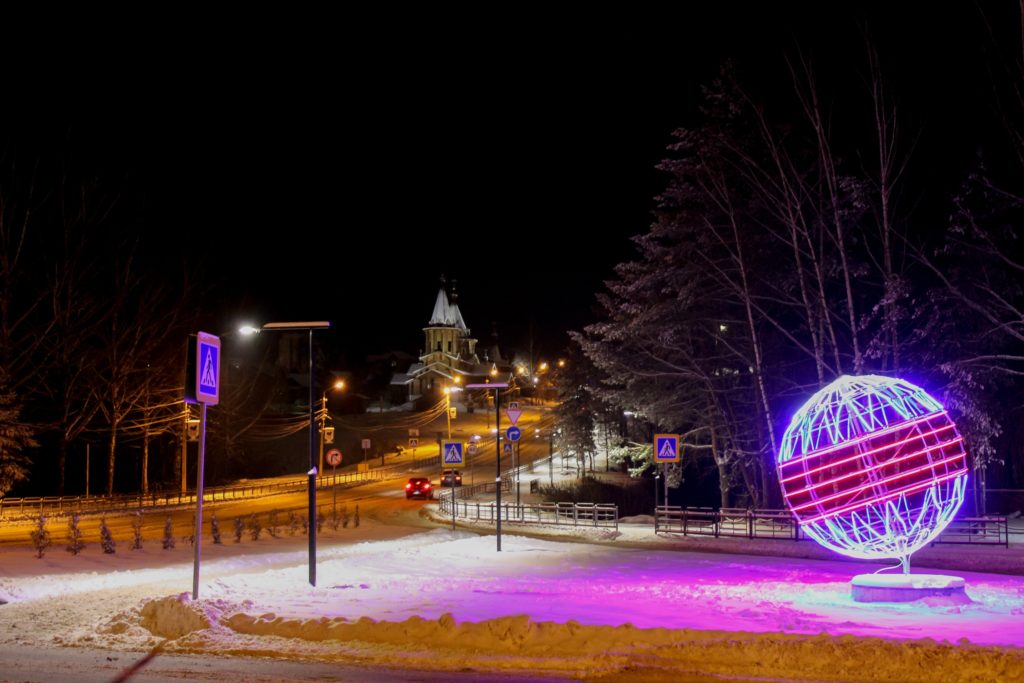 Улицы Ржева празднично украшают к Новому году