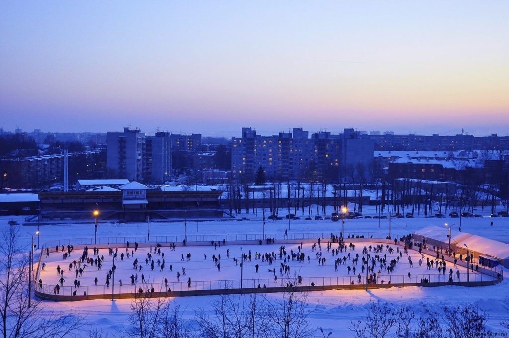 Все на лёд: в Твери залили самый большой каток в городе