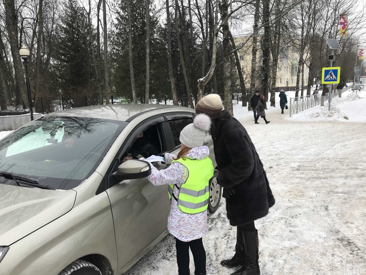 На улицах Лихославля юные инспекторы провели профилактические акции