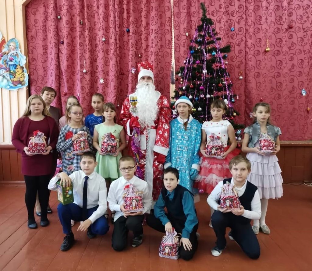Активисты школы в Ржевском районе провели новогодний концерт