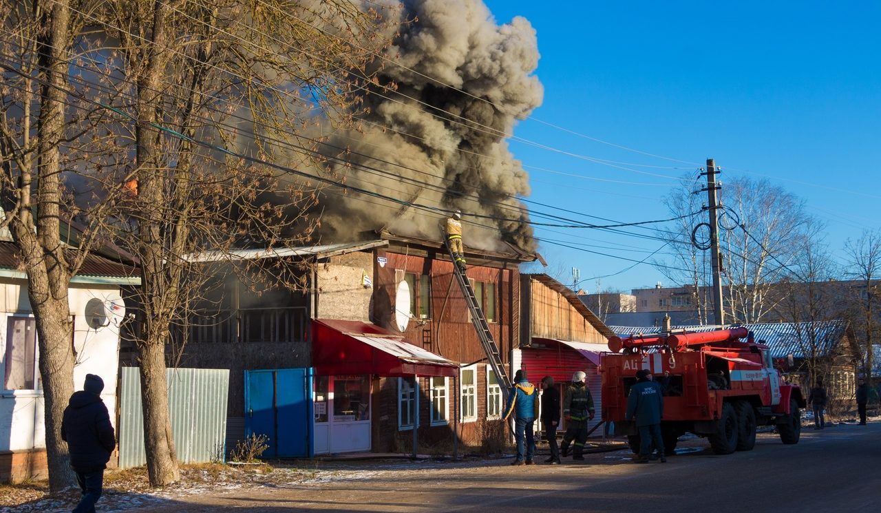 В Тверской области загорелся жилой дом с пекарней