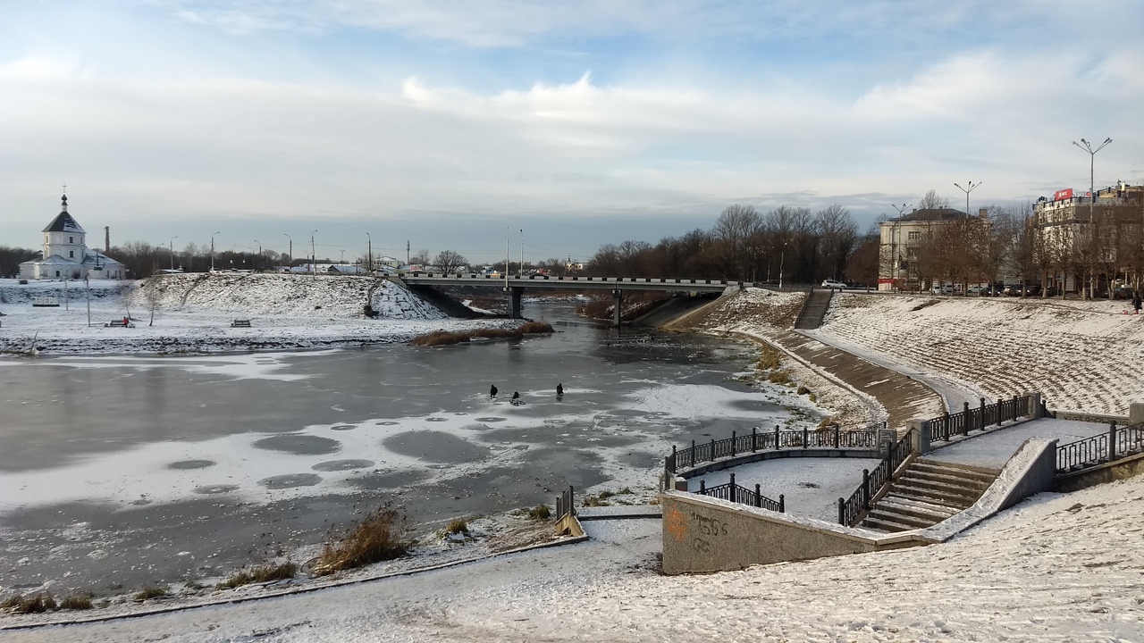 Подросток провалился под лед в центре Твери
