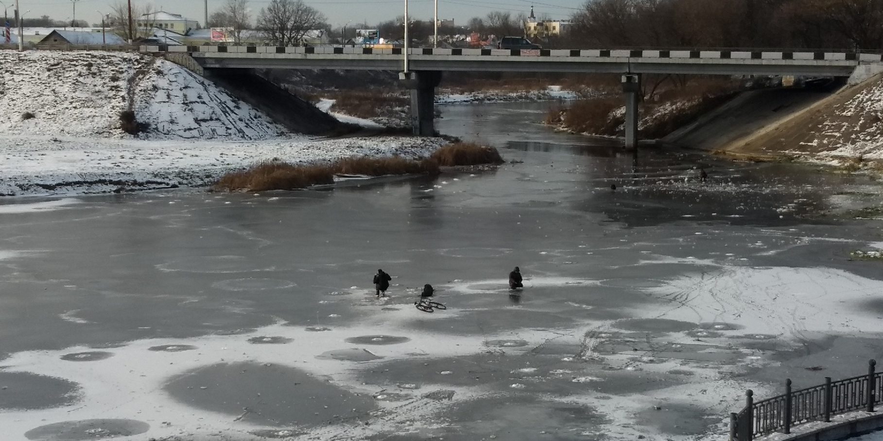 Подросток провалился под лед в центре Твери