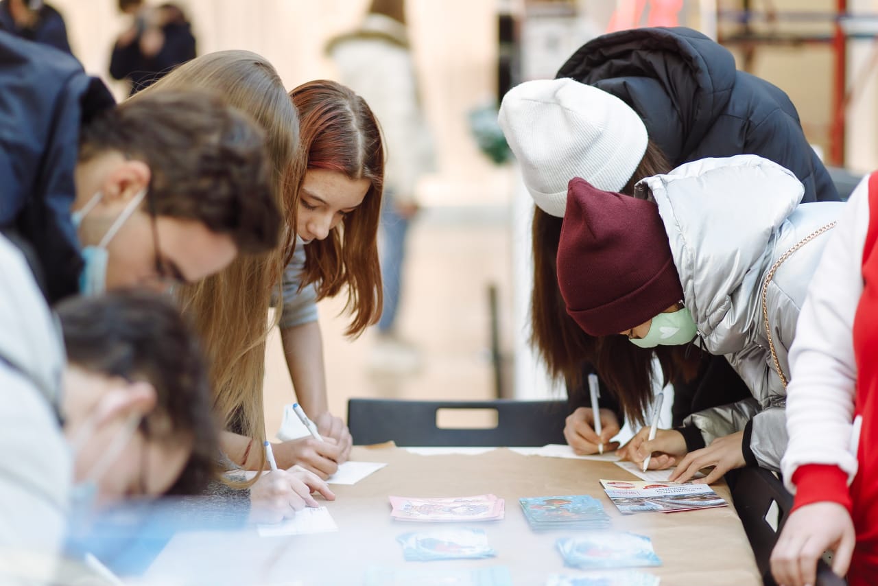 Жители Твери приняли участие в благотворительном флешмобе и поздравили пожилых людей с Новым годом 