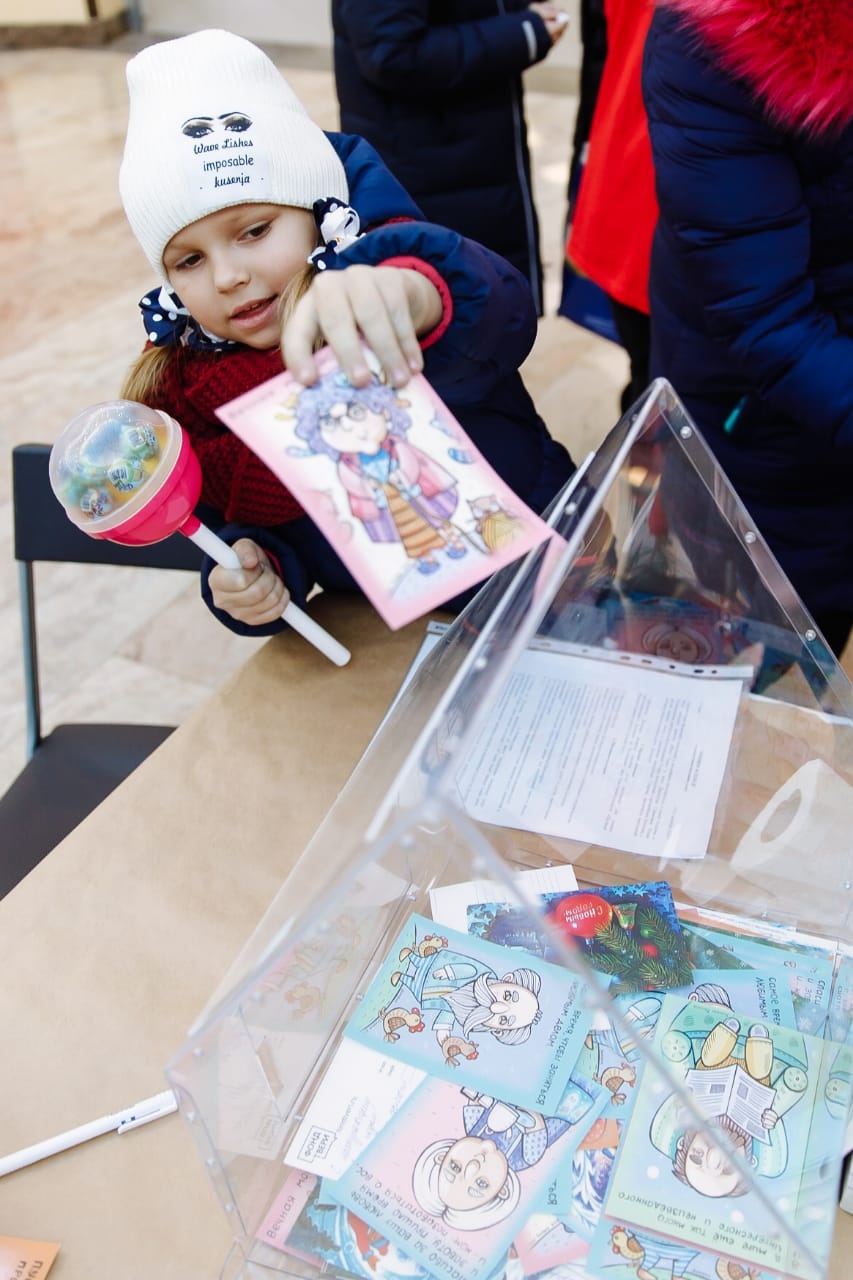 Жители Твери приняли участие в благотворительном флешмобе и поздравили пожилых людей с Новым годом 