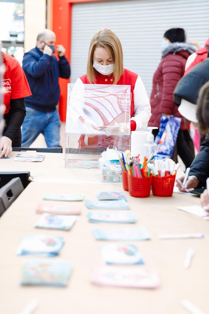 Жители Твери приняли участие в благотворительном флешмобе и поздравили пожилых людей с Новым годом 
