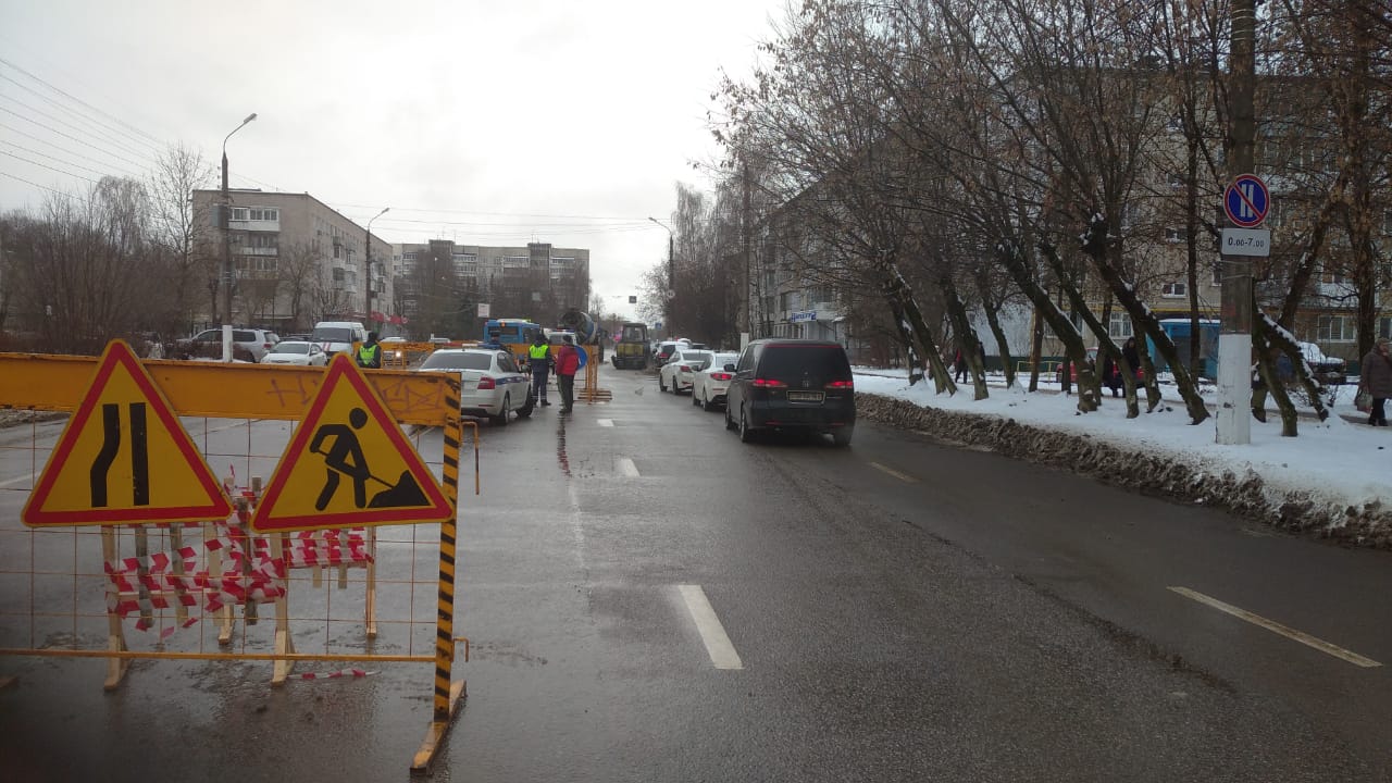 На проспекте Победы в Твери посреди проезжей части провалился грунт