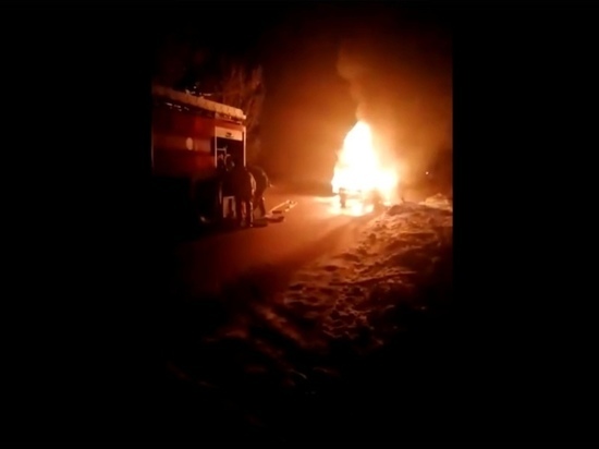 У вокзала в Тверской области пожарные за несколько секунд потушили автомобиль У вокзала в Тверской области пожарные за несколько секунд потушили автомобиль