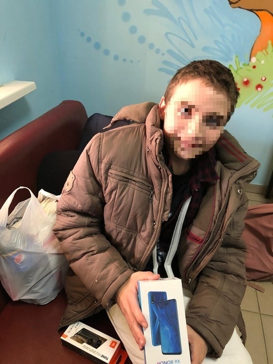 В Тверской области мальчику из детского дома подарили посылку угощений и новый телефон В Тверской области мальчику из детского дома подарили посылку угощений и новый телефон