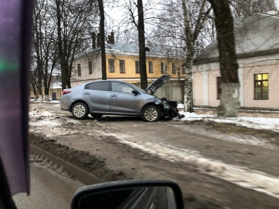 В Заволжском районе Твери из-за лобового столкновения двух машин собралась пробка В Заволжском районе Твери из-за лобового столкновения двух машин собралась пробка
