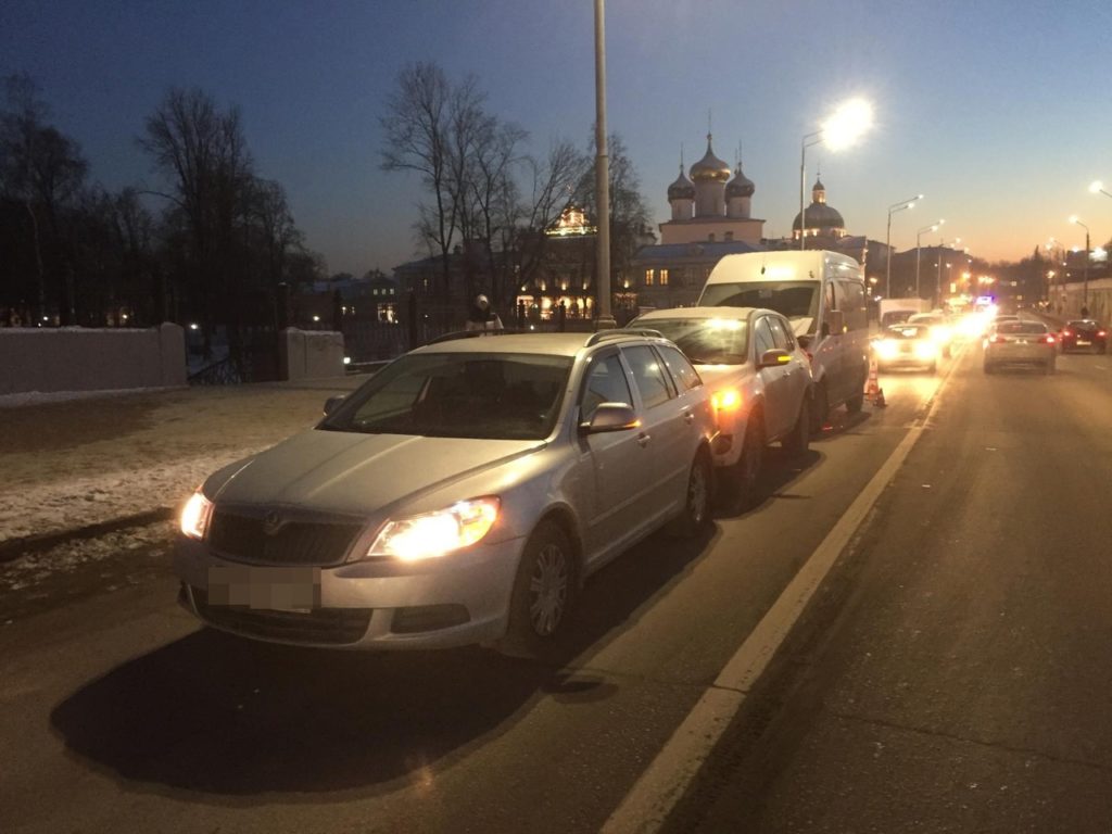 В Твери автоледи на микроавтобусе собрала «паровозик» из иномарок В Твери автоледи на микроавтобусе собрала «паровозик» из иномарок