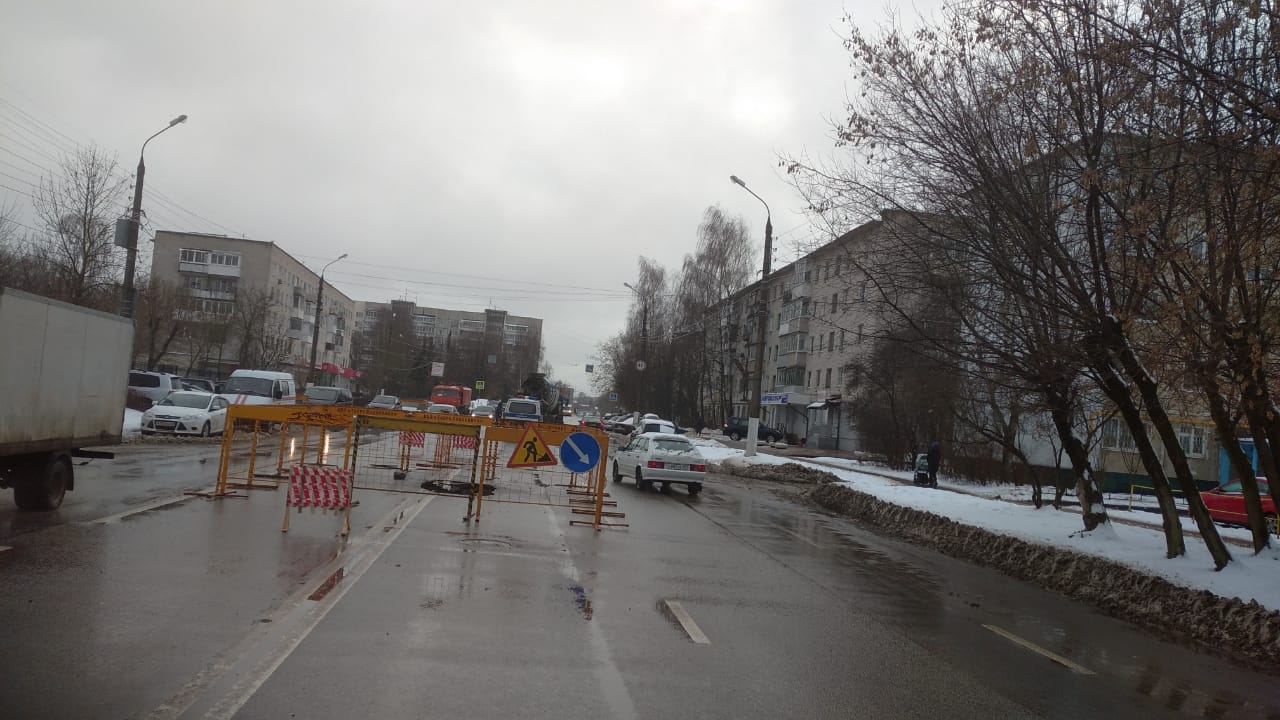 На проспекте Победы в Твери посреди проезжей части провалился грунт