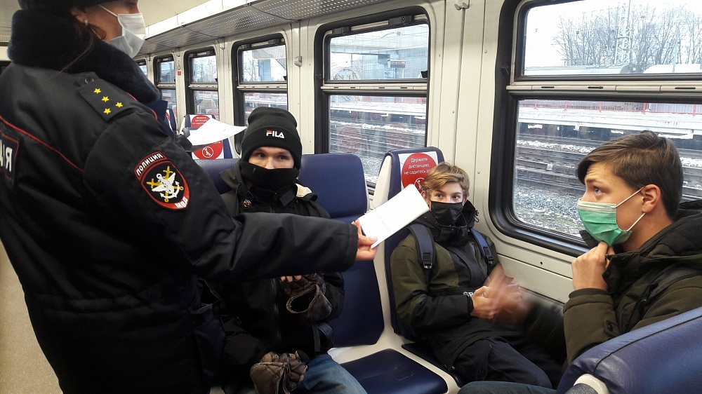 В Бологое проверили соблюдение масочного режима на вокзале и в электричках В Бологое проверили соблюдение масочного режима на вокзале и в электричках