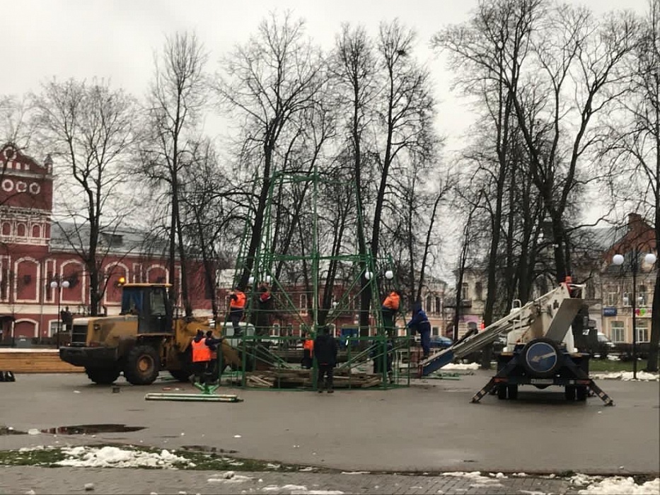 В Венециановском сквере Вышнего Волочка монтируют новогоднюю ёлку В Венециановском сквере Вышнего Волочка монтируют новогоднюю ёлку
