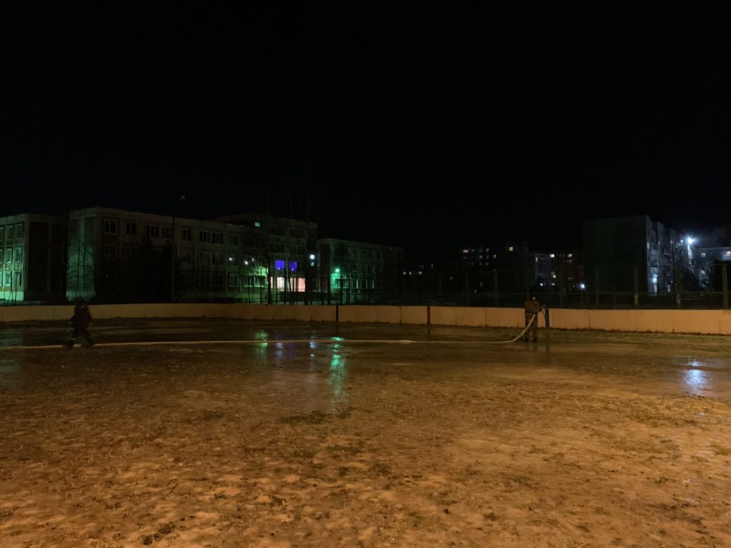 В Ржеве заливают каток и готовят ледяную горку