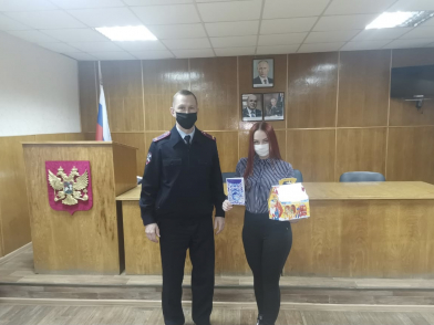 В Тверской области полицейские поздравили дочь погибшего коллеги с Новым годом В Тверской области полицейские поздравили дочь погибшего коллеги с Новым годом