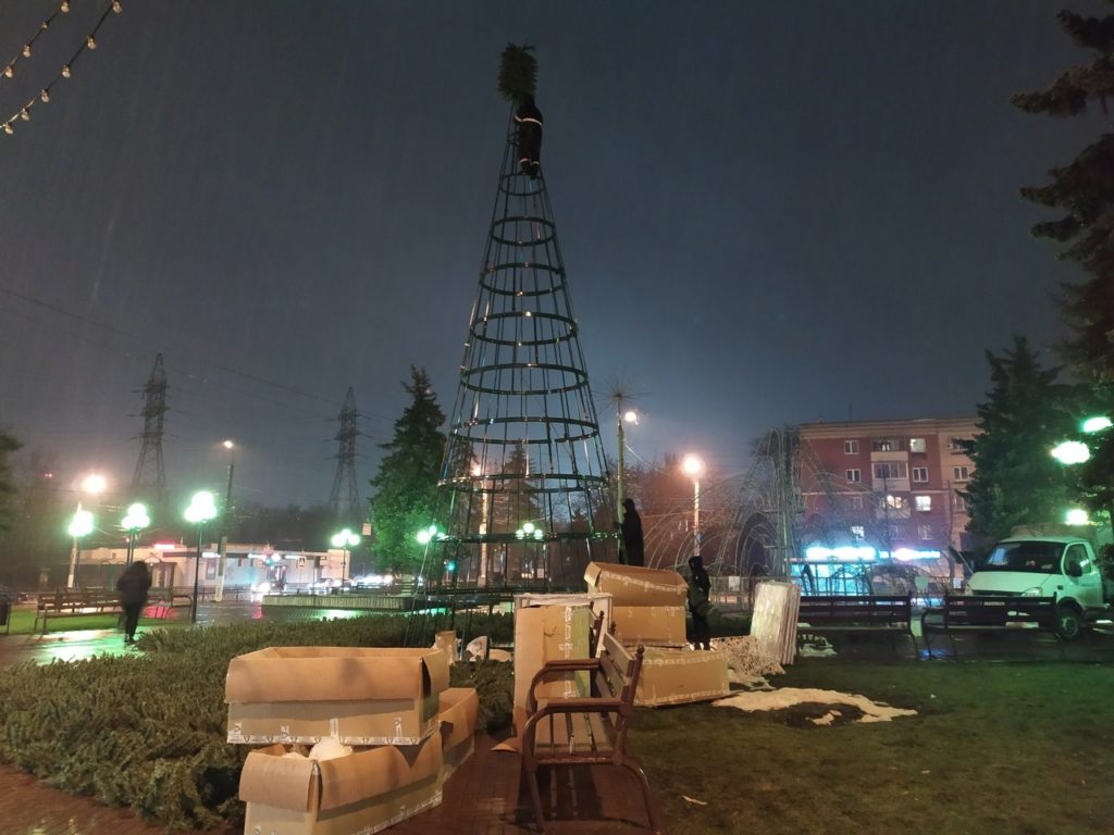 На Комсомольской площади в Твери устанавливают новогоднюю ель