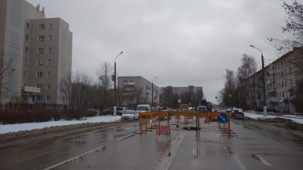 На проспекте Победы в Твери посреди проезжей части провалился грунт