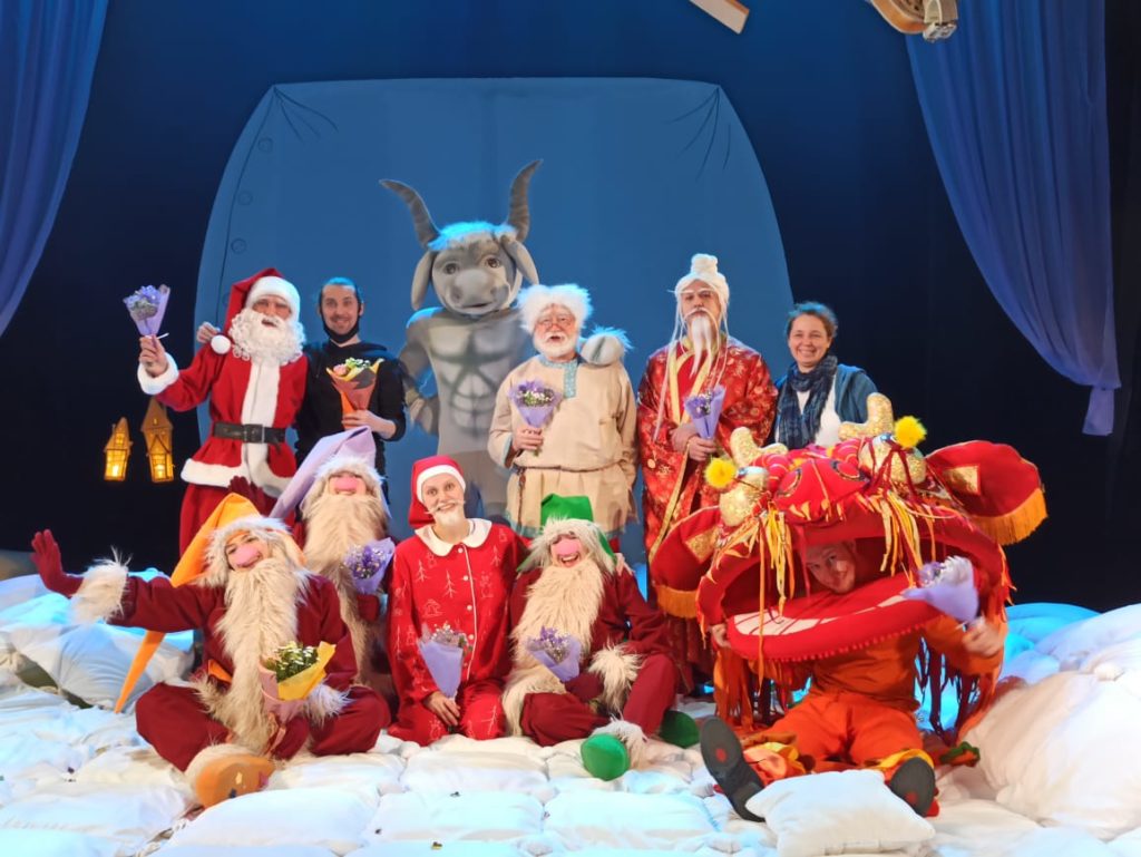 В Тверском ТЮЗе состоялась премьера новогоднего спектакля "Однажды в деревне Дедов Морозов" В Тверском ТЮЗе состоялась премьера новогоднего спектакля "Однажды в деревне Дедов Морозов"