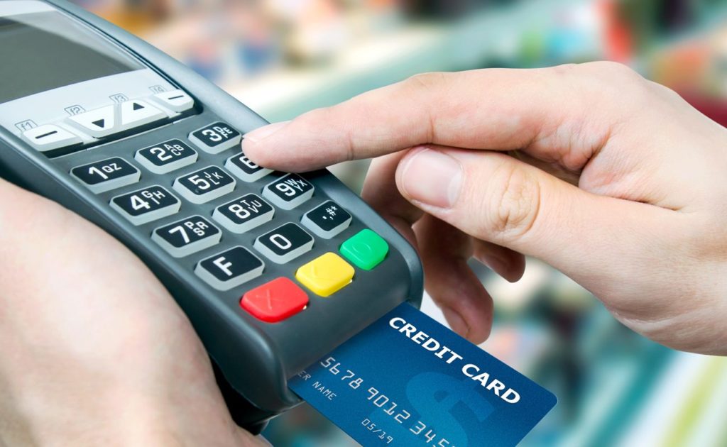 В Твери мужчина закупился на 21 тысячу чужой картой