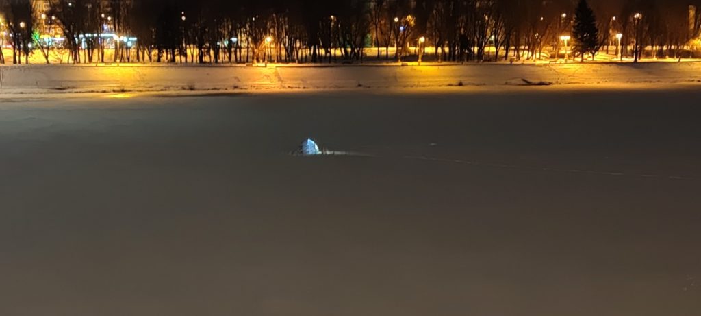 В центре Твери рыбаки испытывают тонкий лед на прочность