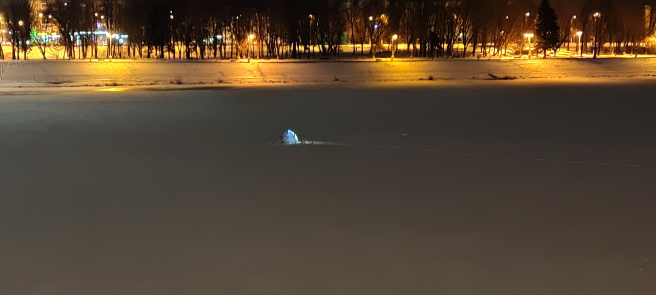 В центре Твери рыбаки испытывают тонкий лед на прочность В центре Твери рыбаки испытывают тонкий лед на прочность