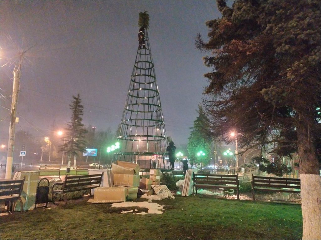 На Комсомольской площади в Твери устанавливают новогоднюю ель