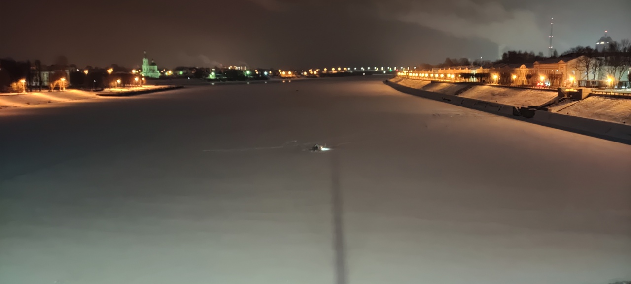 В центре Твери рыбаки испытывают тонкий лед на прочность