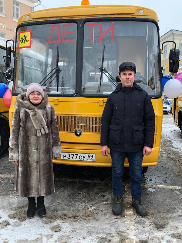 Октябрьская школа в Торопецком районе получила новый автобус Октябрьская школа в Торопецком районе получила новый автобус