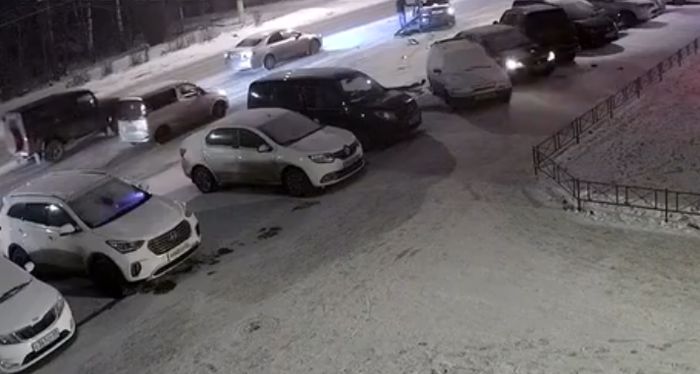 Момент тарана припаркованных автомобилей в Пролетарском районе Твери попал на видео Момент тарана припаркованных автомобилей в Пролетарском районе Твери попал на видео