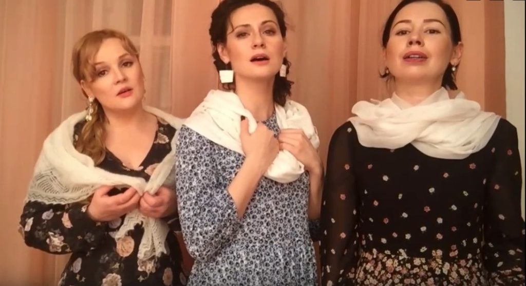 Актрисы Тверского ТЮЗа отметили начало зимы песней Актрисы Тверского ТЮЗа отметили начало зимы песней