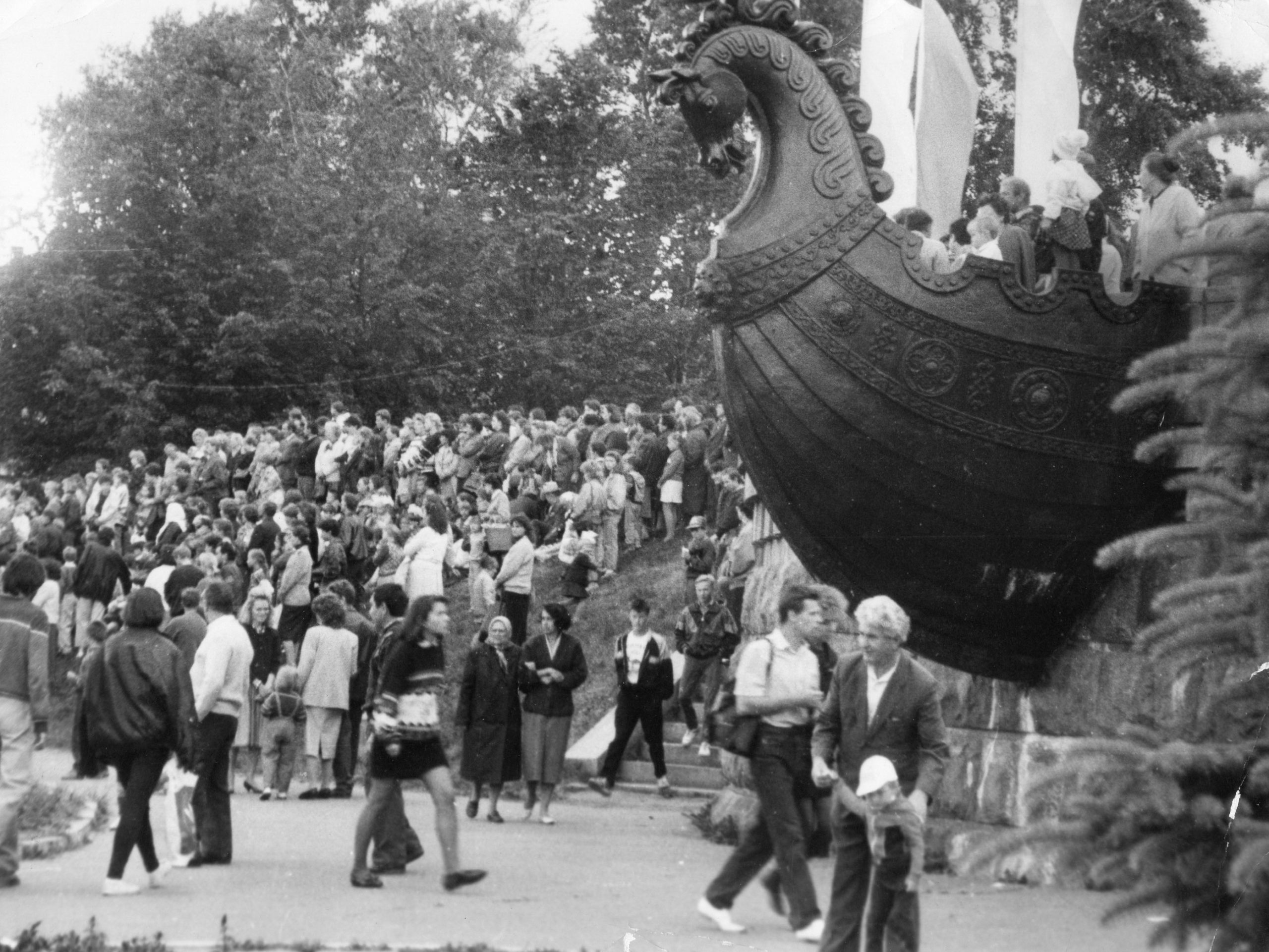 Фотолента "Тверьлайф": демонстрации, съезды, выборы в объективе современников