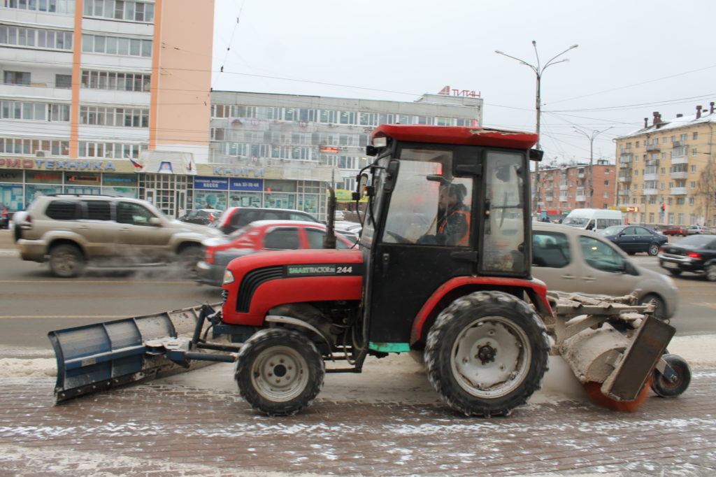 В Твери ведется круглосуточная уборка дорог В Твери ведется круглосуточная уборка дорог
