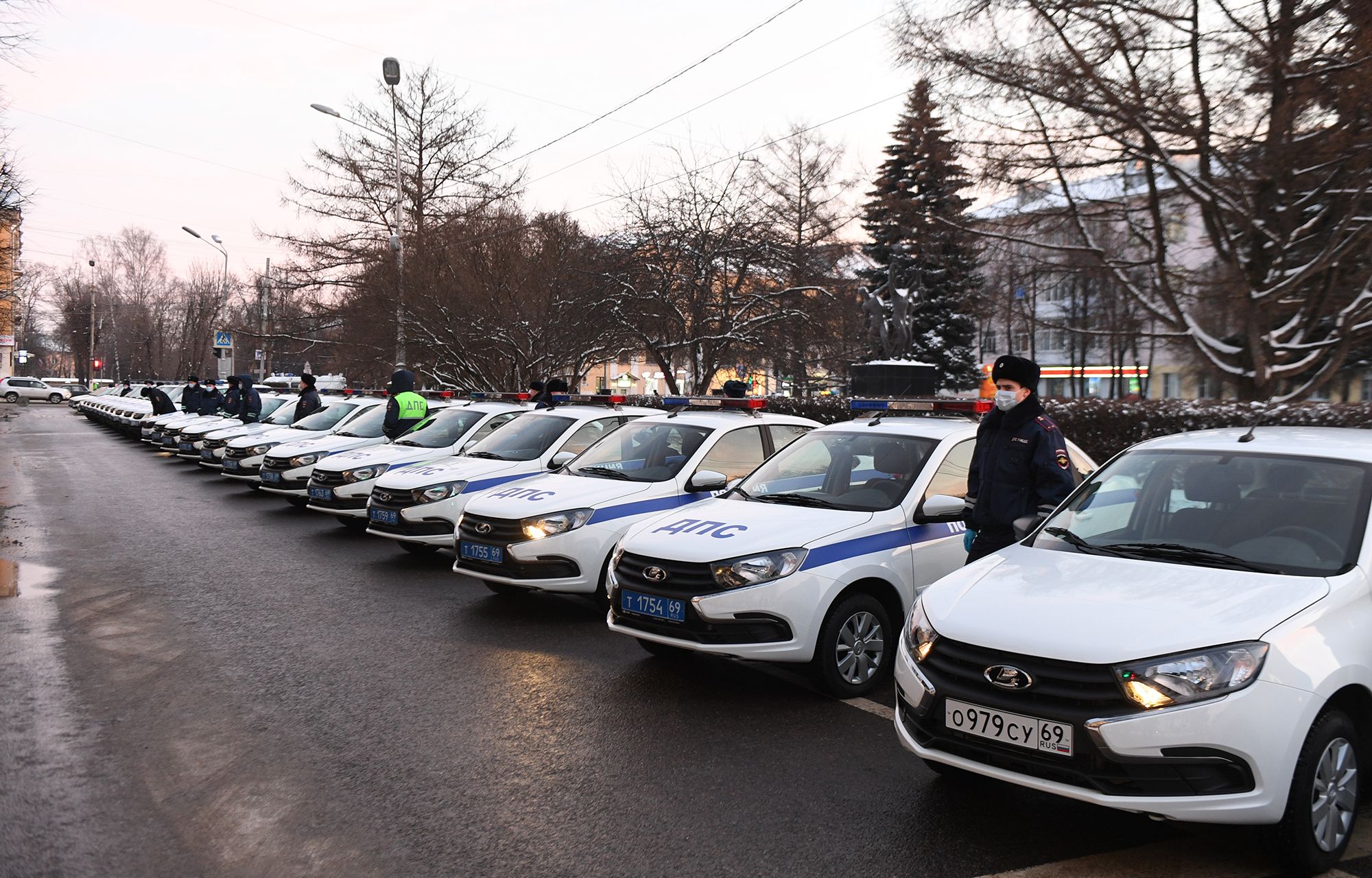 В Тверской области губернатор передал полицейским 85 новых служебных автомобилей