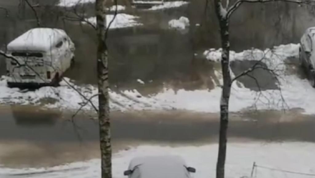 В Твери двор оказался под водой из-за прорыва трубы В Твери двор оказался под водой из-за прорыва трубы