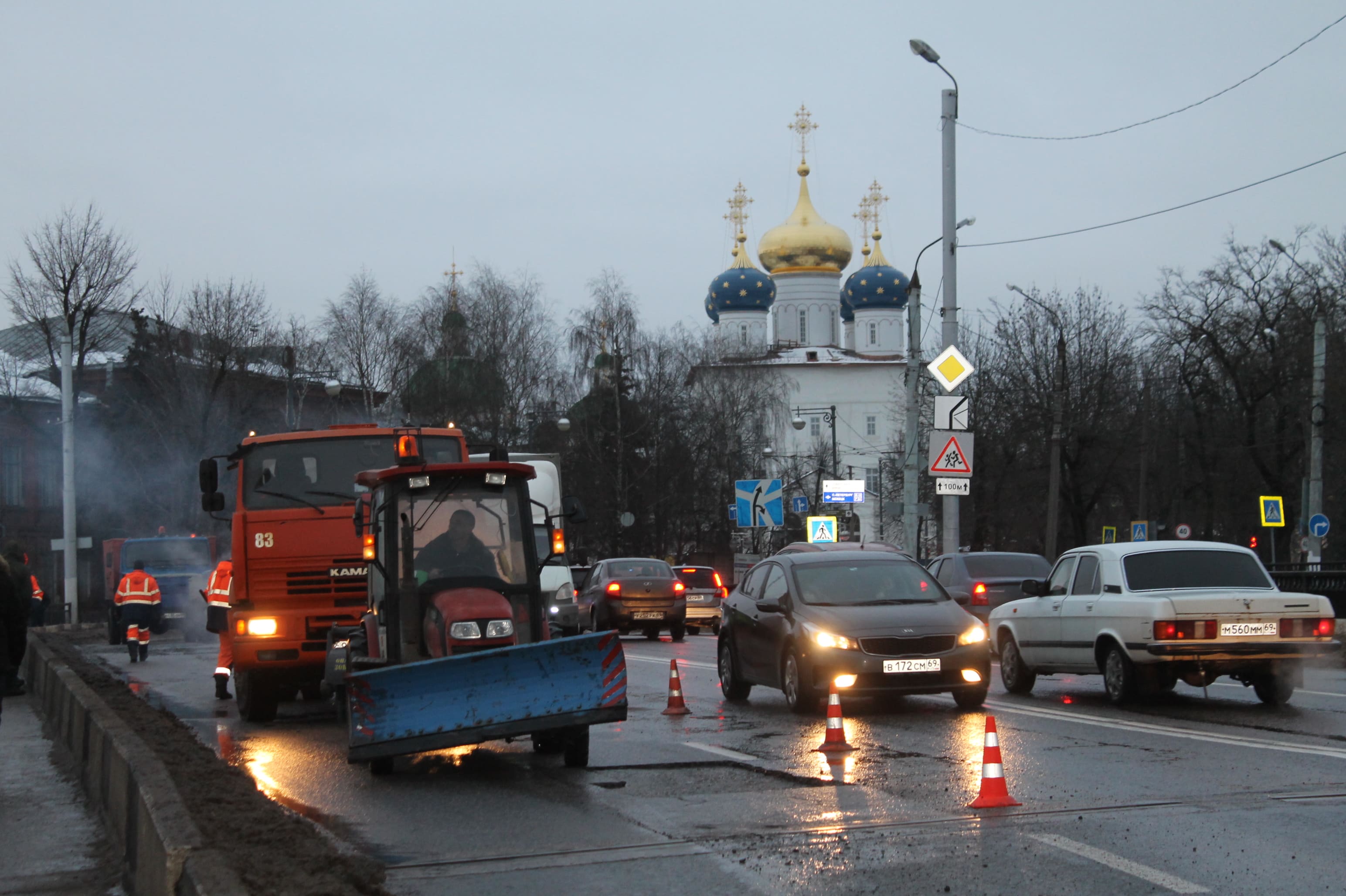 На дорогах тверских улиц продолжают заделывать ямы