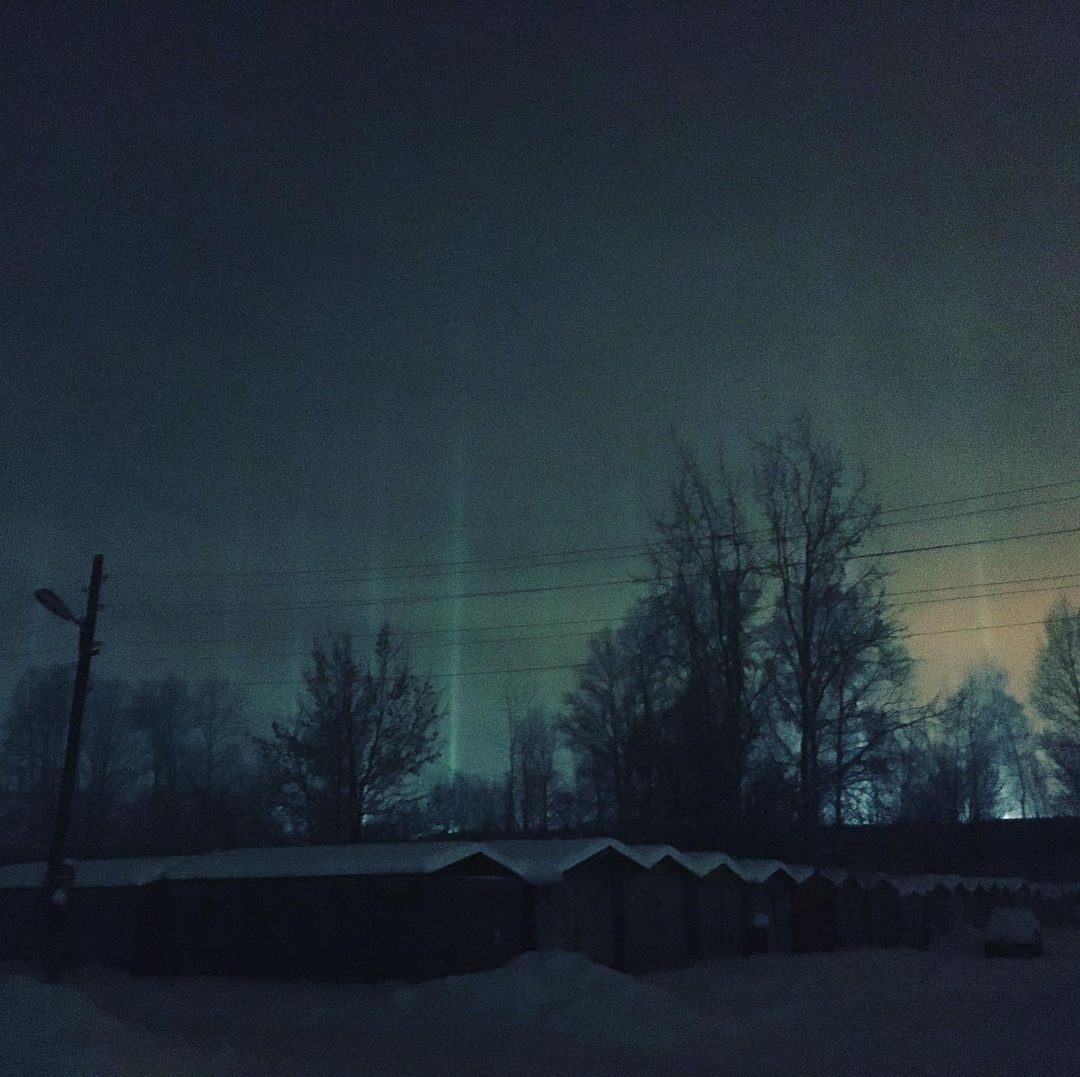 Небо над Тверью вновь озарили световые столбы