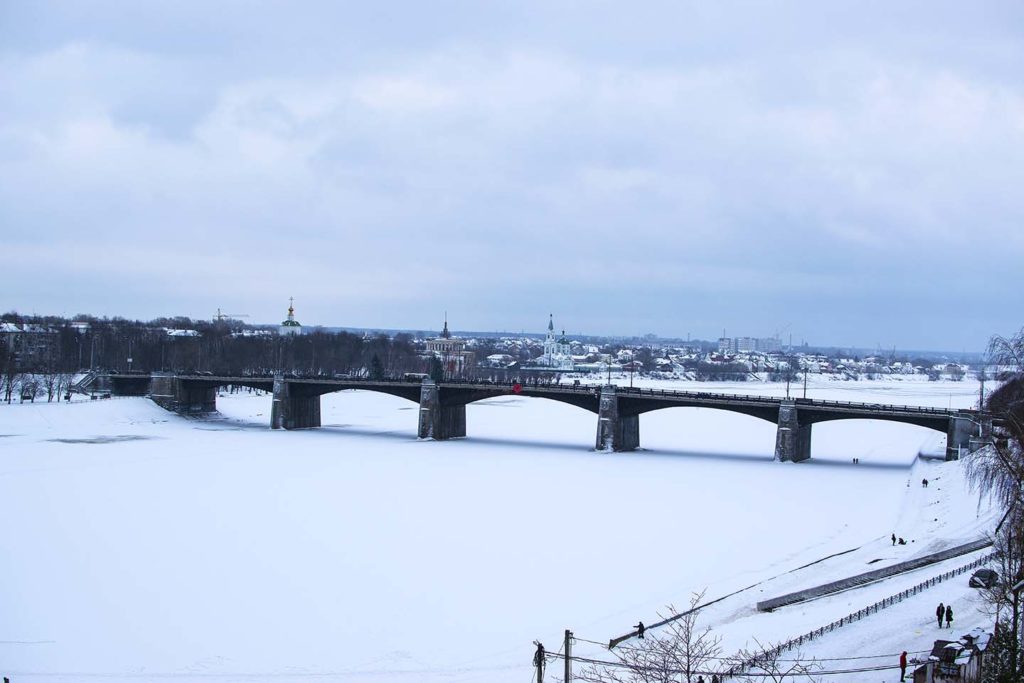 На льду реки Волга у Нового моста в Твери обнаружили труп мужчины На льду реки Волга у Нового моста в Твери обнаружили труп мужчины