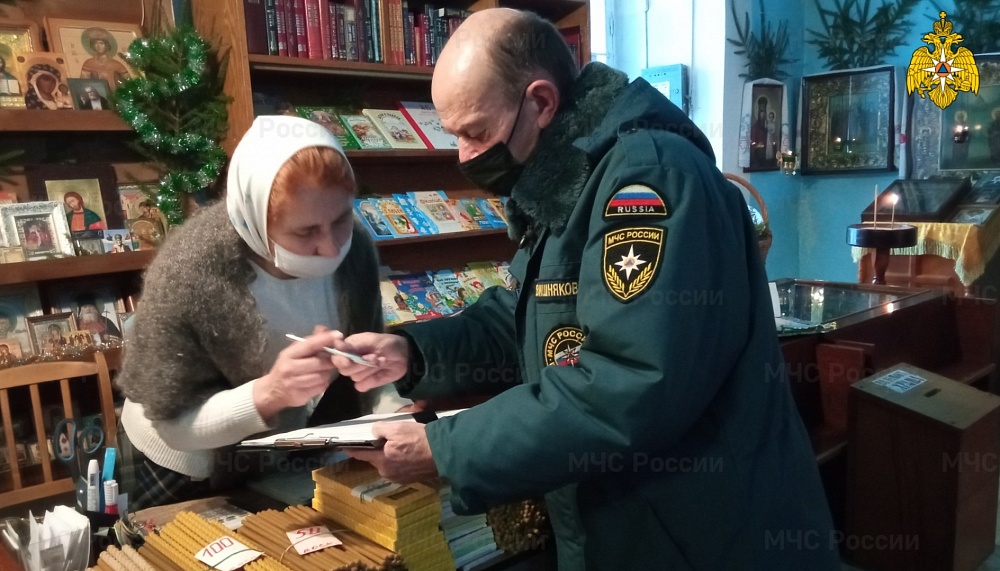 К праздничным богослужениям сотрудники МЧС проверили храмы Тверской области К праздничным богослужениям сотрудники МЧС проверили храмы Тверской области