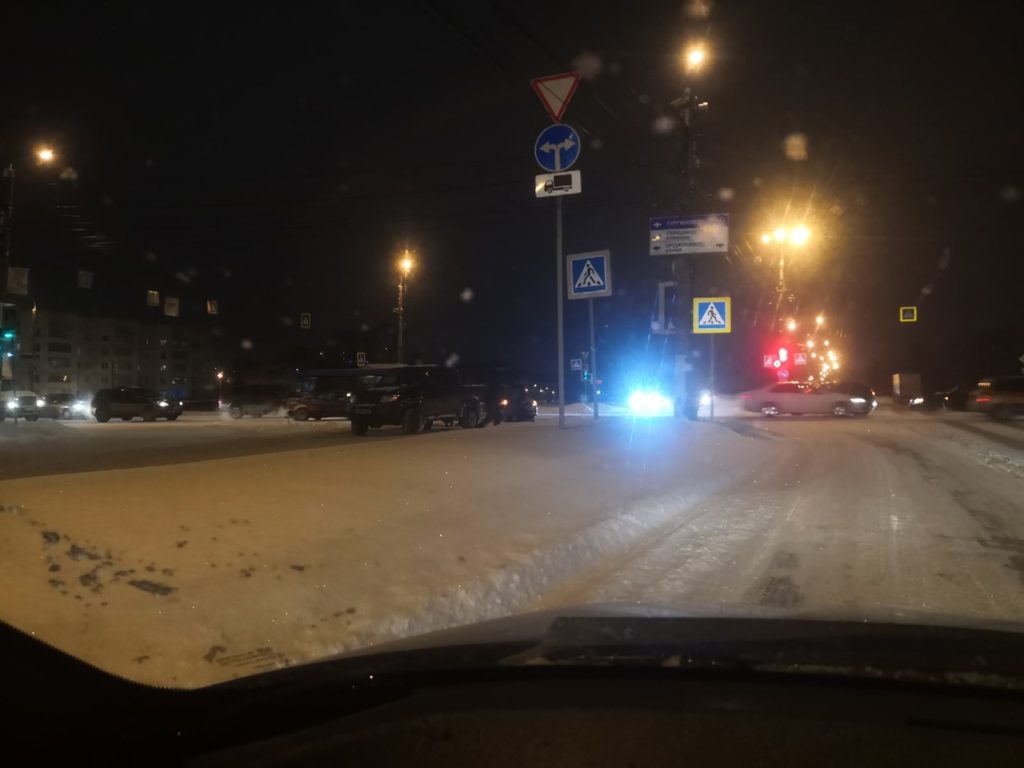 В Твери легковой автомобиль столкнулся с пикапом
